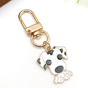 Détail du charm émaillé dalmatien avec fermoir en D doré sur fond blanc pur