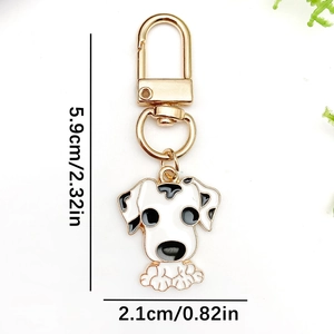 Porte-clés dalmatien en émail mignon avec cadre doré et détails de taches noires