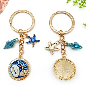 Porte-clés thème océan doré avec pendentifs étoile de mer bleue et coquillage en cercle