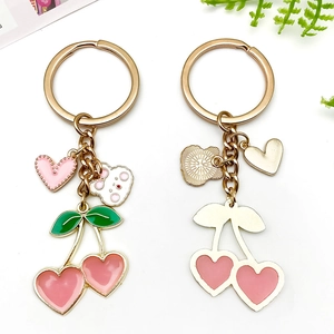 Portachiavi a ciliegia con cuore rosa, coniglio e finitura in lega d'oro su bianco