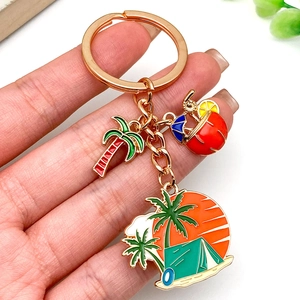 Porte-clés camping d'été avec palmiers et pendentifs de plage au coucher du soleil