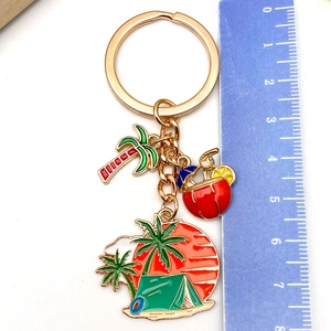 Gros plan détaillé de porte-clés tropicaux avec palmiers et breloques de tente de plage