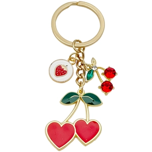 Llavero con colgante de cereza y fresa dorado con dijes de corazón rojo y hojas verdes
