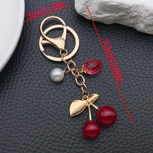 Portachiavi creativo con fragola e ciliegia con perla bianca e chiusura dorata per borse