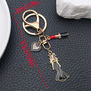 Goldener Schlüsselanhänger mit Herz und Lippenstift für Rucksäcke und Taschen