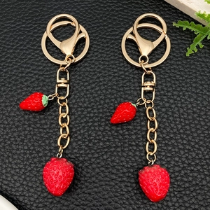 Creatieve Simulatie Rode Aardbei Hars Sleutelhanger Goud Zinklegering Fruit Tas Hanger Voor Vrouwen Kinderen Cadeau