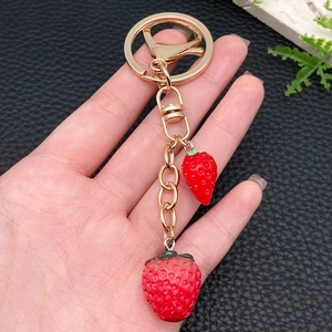 Realistische aardbei sleutelhanger van hars met gouden ketting en rode hangers