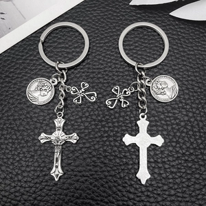 Porte-clés pièce argent antique avec portrait Elizabeth II et pendentifs croix religieuses