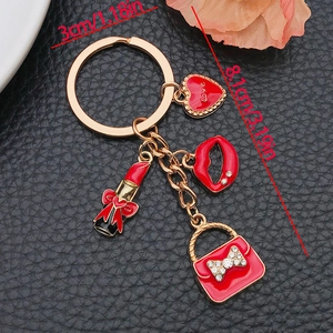 Portachiavi borsa rossa e rossetto con ciondoli a cuore e finitura in oro, 3x8,1cm