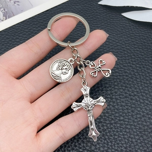 Porte-clés argenté antique avec pièce Elizabeth et croix ajourée sur cuir noir