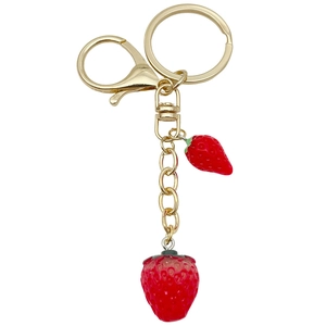 Realistische rode aardbei sleutelhanger met groene bladeren en goudkleurige metalen sluiting