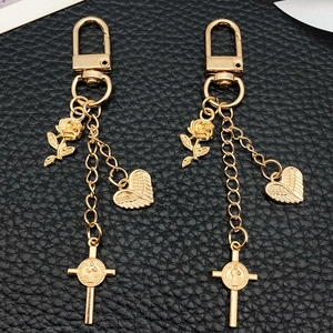Porte-clés en Alliage de Zinc Or KC Pendentif Fleur Cœur Aile Croix Étoile Ornement Décoratif Sac à Dos Cadeau Unisexe