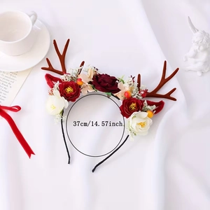 Weihnachts-Rentier-Haarreif mit roten Rosen und weißen Beeren für festliches Haarstyling