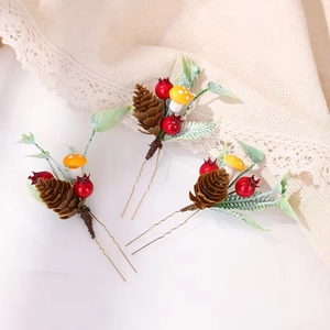 Detailansicht von Wald-Stil Haarnadeln mit Tannenzapfen, roten Beeren und Pilzen