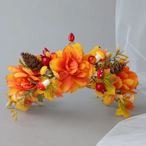 Cerchietto sposa autunnale con fiori arancioni, foglie di acero e pietre rosse