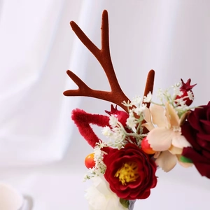 Detailansicht vom Weihnachts-Rentier-Haarreifen mit Seidenrosen und Beerendetails