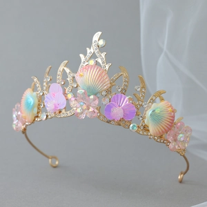 Exquisite goldene Meereskrone mit schillernden Muscheln, Blumen und Strasssteinen