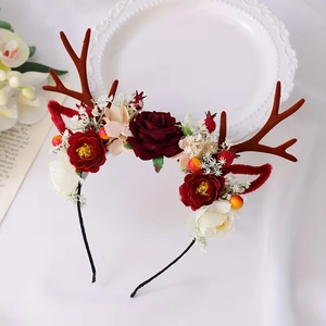 Süßer Weihnachts-Rentier-Haarreif mit roten Rosen und Plüschohren für festliche Partys