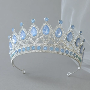 Eleganter silberner Braut-Diadem mit hellblauen Kristalltropfen und glitzernden Strasssteinen