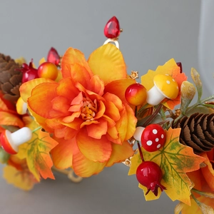 Macro di fiori di seta arancione, foglie di acero e pigne sulla fascia per capelli da sposa