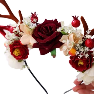 Weihnachts Haarreif mit Rentiergeweih roten Rosen und Beeren Dekoration