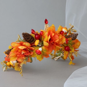 Corona floreale da sposa autunnale con zucche, foglie di acero e funghi