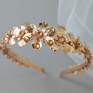 Detail of rose gold flower headband featuring champagne crystals and anti-slip teeth