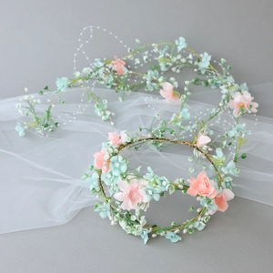 Couronne de fleurs bohème et long gland fleuri avec roses roses et perles blanches