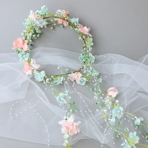 Couronne de fleurs bohème avec fleurs en tissu rose et bleu et longs pompons de perles