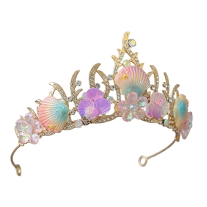 Goldene Meereskrone mit irisierenden Muscheln, rosa Blüten und funkelnden Steinen