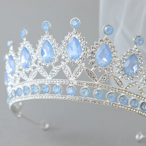 Eleganter silberner Braut-Diadem mit himmelblauen Tropfenkristallen und glänzenden Strass