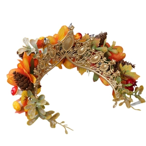 Cerchietto autunnale dorato con foglie di acero, pigne e piccoli funghi decorativi