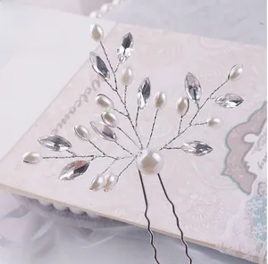 Détail macro d'épingle à cheveux de mariée avec perles et cristaux argentés