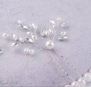 Gros plan détaillé de l'épingle à cheveux de mariée avec branches en argent et perles