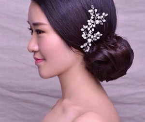 Détail du peigne de mariée avec perles blanches et cristaux sur fils argentés tressés