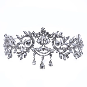 Tiare de mariée argentée élégante avec strass floraux et trois pendentifs en cristal