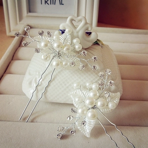 Vue détaillée de deux épingles à cheveux de mariage avec perles blanches et strass brillants