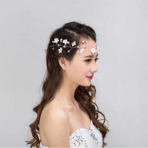 Serre-tête de mariée fait main avec fleurs en dentelle, perles et cristaux sur fil argenté