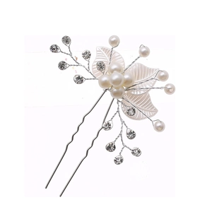Détail d'épingle à cheveux de mariée faite main avec perles, strass et feuilles