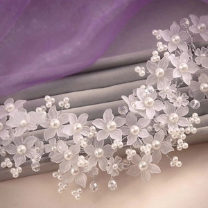 Eleganter Braut-Blumenschmuck mit Perlen und Kristallen auf silbernem Metalldraht