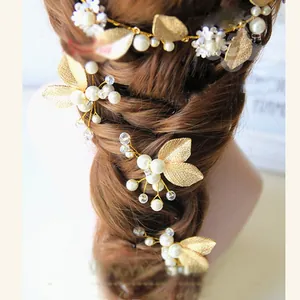 Detailansicht von Braut Haarschmuck Goldene Blätter mit weißen Perlen und Kristallen