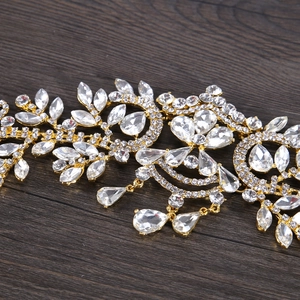 Détail de bandeau de mariée avec strass scintillants et pendentif en forme de larme