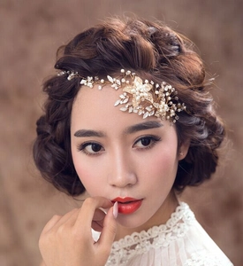 Détail d'un bandeau de mariée avec fleurs en alliage doré, perles et décorations en cristal
