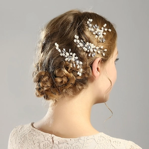 Vue détaillée des épingles à cheveux en argent avec perles et strass sur la coiffure