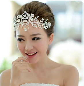 Détail du bijou de tête de mariée avec strass cristallins et pendentif goutte d'eau