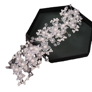 Handgefertigtes Braut-Stirnband mit weißen Blumen, Perlen und Kristallen auf schwarzer Box