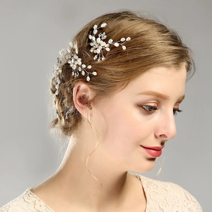 Détail macro d'épingles à cheveux de mariée avec perles blanches et cristaux fins