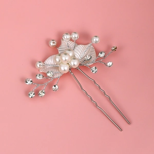 Détail de l'épingle à cheveux mariée avec perles, strass et feuilles en résine blanche