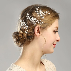 Détails d'épingles à cheveux artisanales avec perles et strass pour coiffure mariée