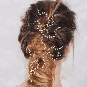 Vigne de cheveux de mariée avec perles blanches et fil d'or aux formes de branches élégantes